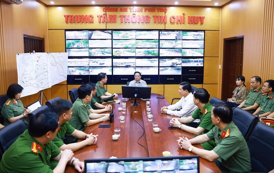 Thủ tướng Phạm Minh Chính làm việc với Trung tâm chỉ huy Công an tỉnh Phú Thọ về công tác đảm bảo an ninh trật tự trong dịp Giỗ Tổ Hùng Vương và trên địa bàn tỉnh. (Ảnh: Dương Giang/TTXVN)