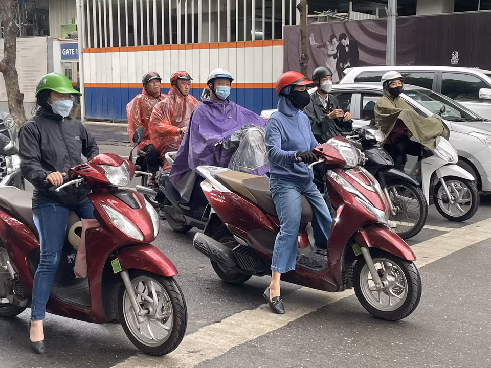 Trái ngược với thời tiết ngày hôm cuối tuần trước với nền nhiệt độ cao nhất 32 độ C thì sáng hôm nay người dân đã cảm nhận được cái rét khi nền nhiệt giảm xuống khoảng 22-24 độ C. (Ảnh: PV/Vietnam+)