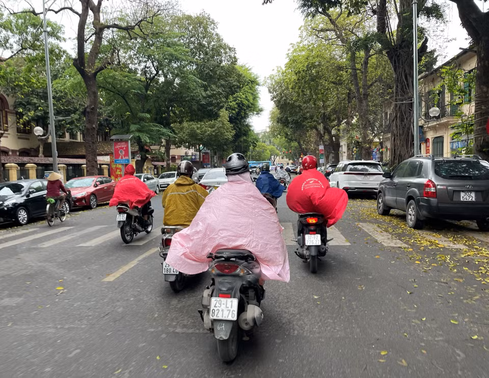 Theo dự báo, thời tiết tại Hà Nội hôm nay từ 7-19h trời nhiều mây, có lúc có mưa rào và giông, nhiệt độ cao nhất: 23-26 độ. Từ đêm đến sáng sớm hôm sau (khoảng 19h-7h), trời nhiều mây, không mưa, nhiệt độ thấp nhất 21-23 độ. (Ảnh: PV/Vietnam+)
