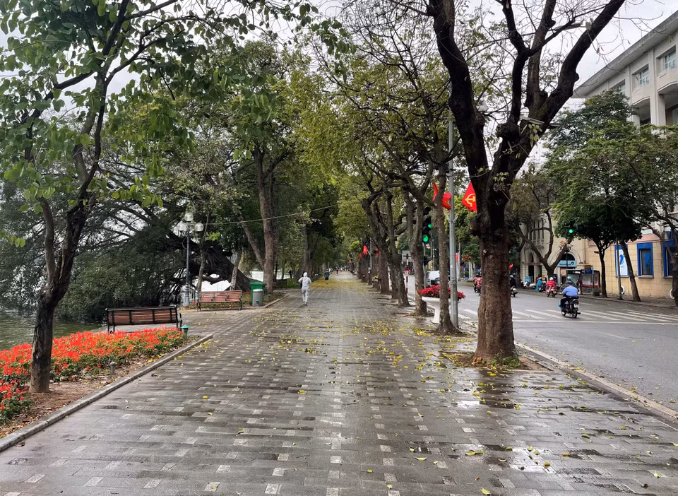 Phần đi bộ quanh Hồ Hoàn Kiếm vắng vẻ hơn do thời tiết đổ mưa nặng hạt. (Ảnh: PV/Vietnam+)