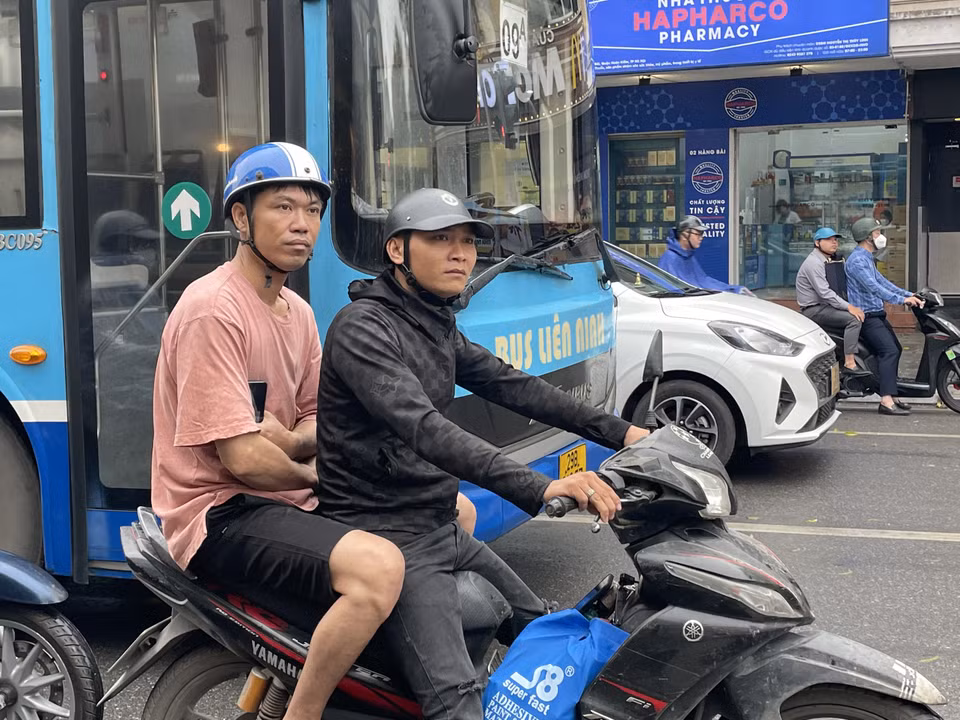Một số khác co ro với quần áo cộc. (Ảnh: PV/Vietnam+)