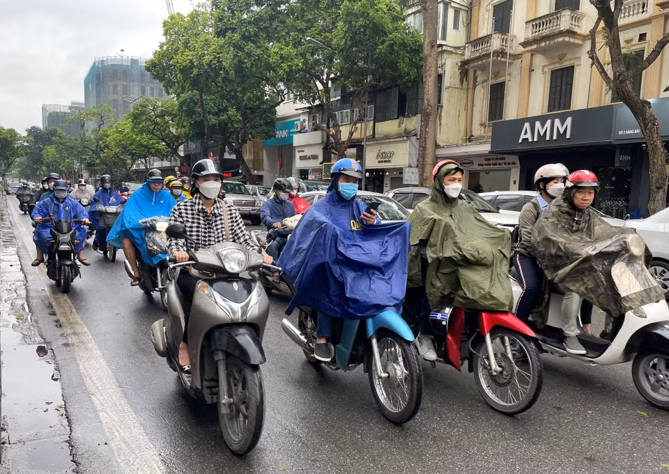 Theo Trung tâm Dự báo Khí tượng Thủy văn Quốc gia, ngày 25/4, thời tiết tại Hà Nội nhiều mây, có nơi có mưa, mưa rào, trời trở lạnh với nhiệt độ thấp nhất đến 20 độ C. (Ảnh: PV/Vietnam+)