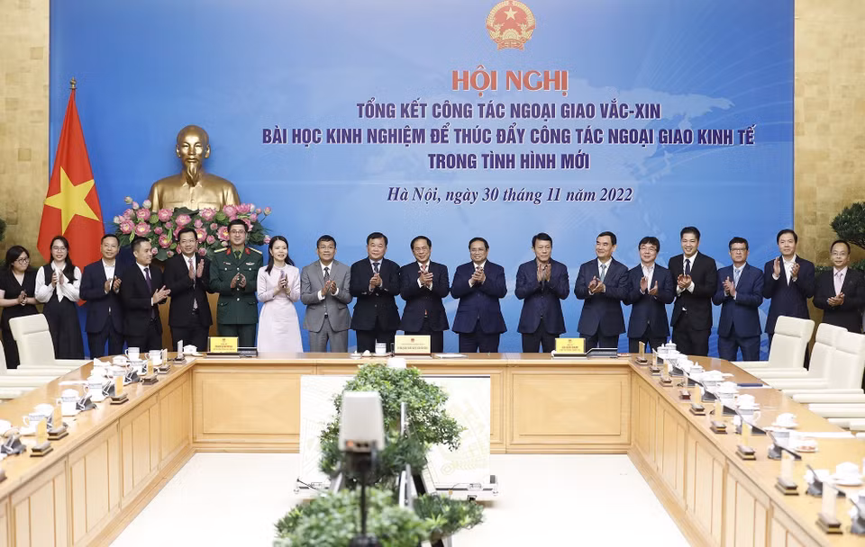 Thủ tướng Phạm Minh Chính và các tập thể, cá nhân có thành tích xuất sắc trong triển khai công tác ngoại giao vaccine. (Ảnh: Dương Giang/TTXVN)