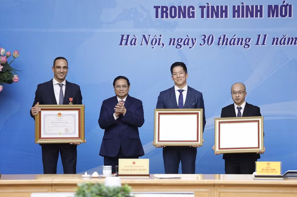 Thủ tướng Phạm Minh Chính trao Huy chương Hữu nghị của Chủ tịch nước cho ông John Paul Pullicino Said Anthony, nguyên Tổng giám đốc Công ty TNHH Pfizer Việt Nam và Bằng khen của Thủ tướng cho cá nhân ông Darrell Oh, Tổng giám đốc Công ty TNHH Pfizer Việt Nam và tập thể Công ty TNHH AstraZeneca Việt Nam. (Ảnh: Dương Giang/TTXVN)