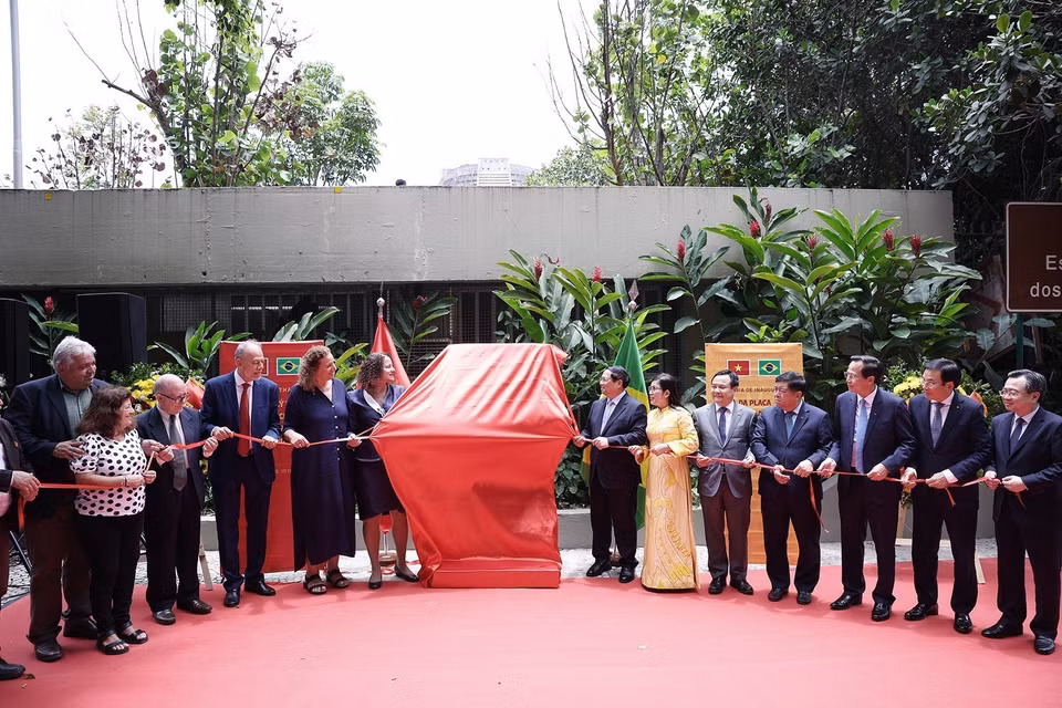 Thủ tướng Phạm Minh Chính và các đại biểu thực hiện nghi thức khánh thành biển kỷ niệm Chủ tịch Hồ Chí Minh tại thành phố Rio de Janeiro. (Ảnh: Dương Giang/TTXVN)