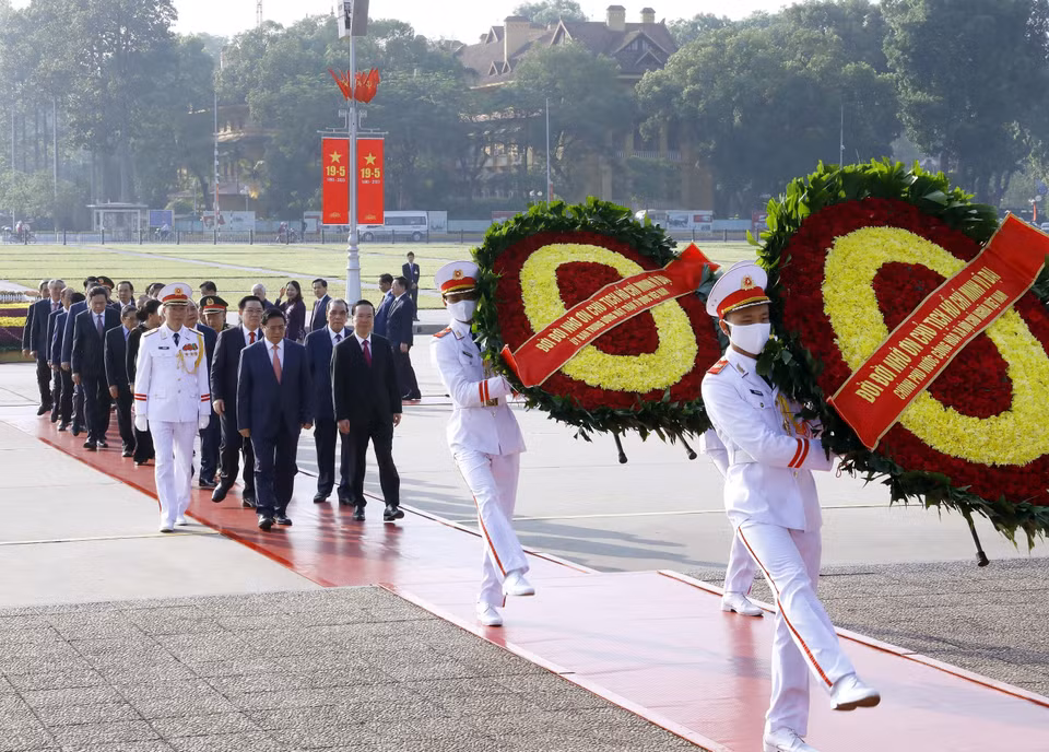Lãnh đạo Đảng và Nhà nước đến đặt vòng hoa, vào Lăng viếng Chủ tịch Hồ Chí Minh. (Ảnh: An Đăng/TTXVN)