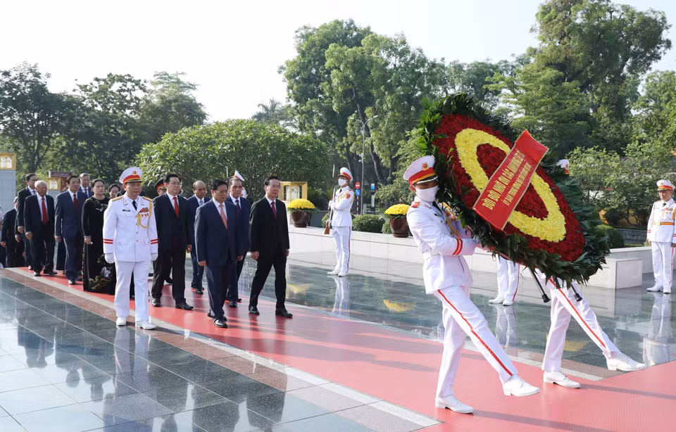 Cũng nhân dịp này, lãnh đạo, nguyên lãnh đạo Đảng, Nhà nước tới đặt vòng hoa tại Đài tưởng niệm các Anh hùng liệt sỹ trên đường Bắc Sơn (Ba Đình, Hà Nội). (Ảnh: Minh Đức/TTXVN)