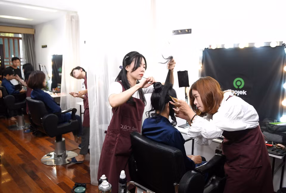 Ngay cả việc lựa chọn để thực hiện sự kiện cũng khiến các chị e dè vì không mấy khi trang điểm và chưa biết mình sẽ như thế nào sau khi “lột xác”. (Ảnh: CTV/Vietnam+)
