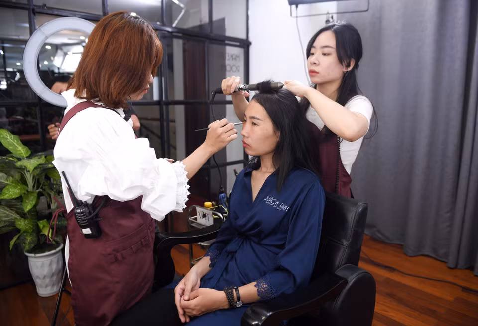 Bận rộn mưu sinh, họ gắn liền với chiếc khẩu trang che mặt khi chạy xe trên đường. Có lẽ cả thời gian soi gương mỗi ngày cũng hiếm hoi. (Ảnh: CTV/Vietnam)