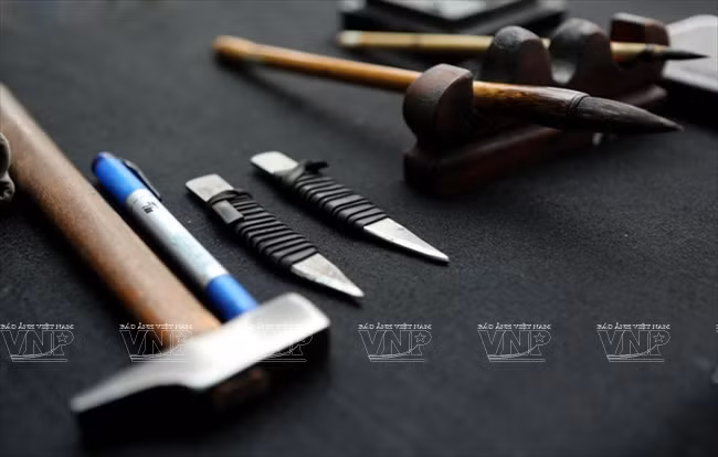 Bộ đồ nghề đơn giản để khắc chữ trên chuông đồng của nghệ nhân Nguyễn Văn Hiển. (Nguồn: Trịnh Bộ/Báo ảnh Việt Nam)