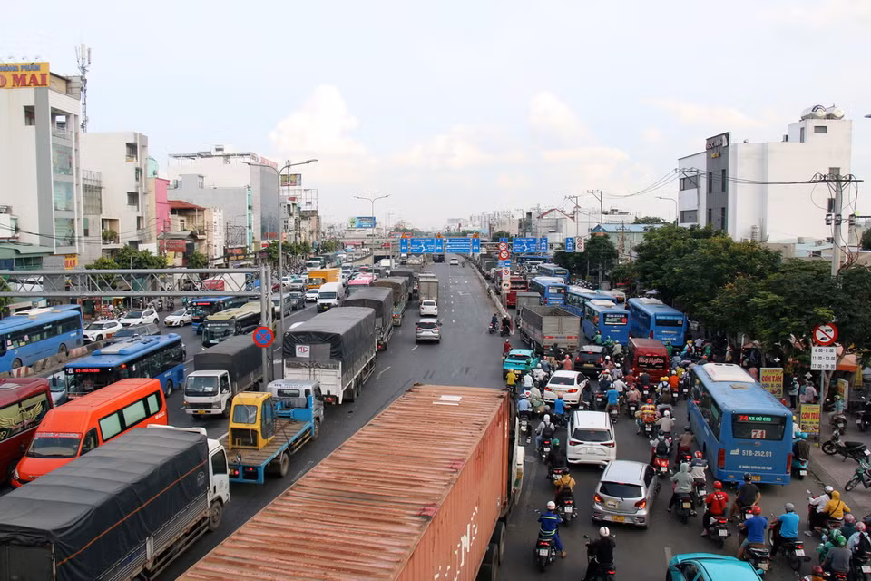 Lượng phương tiện tăng cao khiến khu vực trước Bến xe An Sương ùn tắc kéo dài. (Ảnh: Tiến Lực/TTXVN)