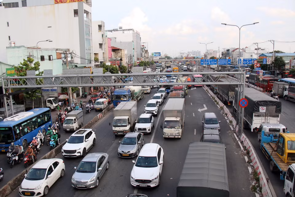Hàng ngàn phương tiện nối đuôi nhau trên Quốc lộ 22, đoạn qua Bến xe An Sương. (Ảnh: Tiến Lực/TTXVN)
