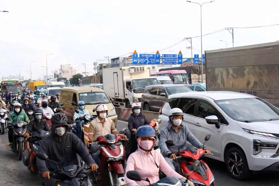 Người dân lưu thông khó khăn qua khu vực nút giao An Sương. (Ảnh: Tiến Lực/TTXVN)
