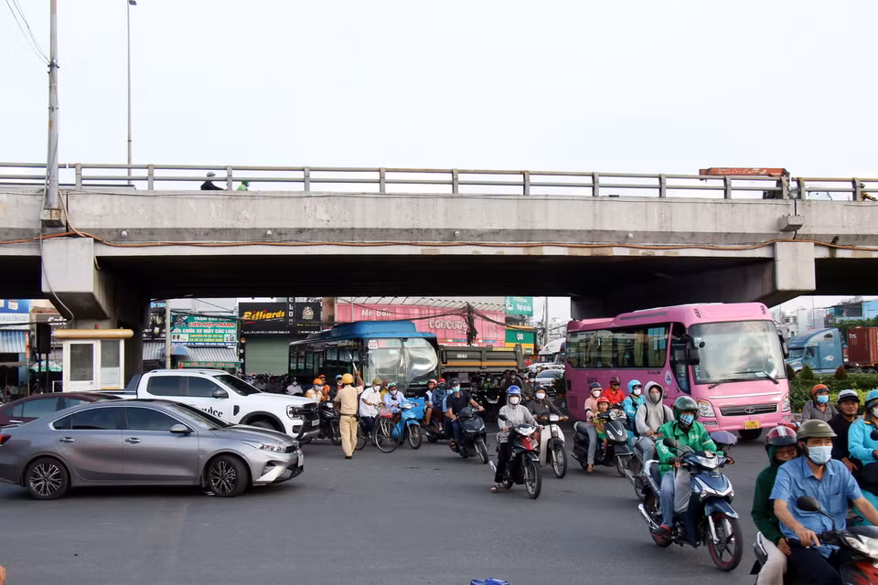 Cảnh sát giao thông điều tiết, phân luông giao thông tại nút giao An Sương. (Ảnh: Tiến Lực/TTXVN)