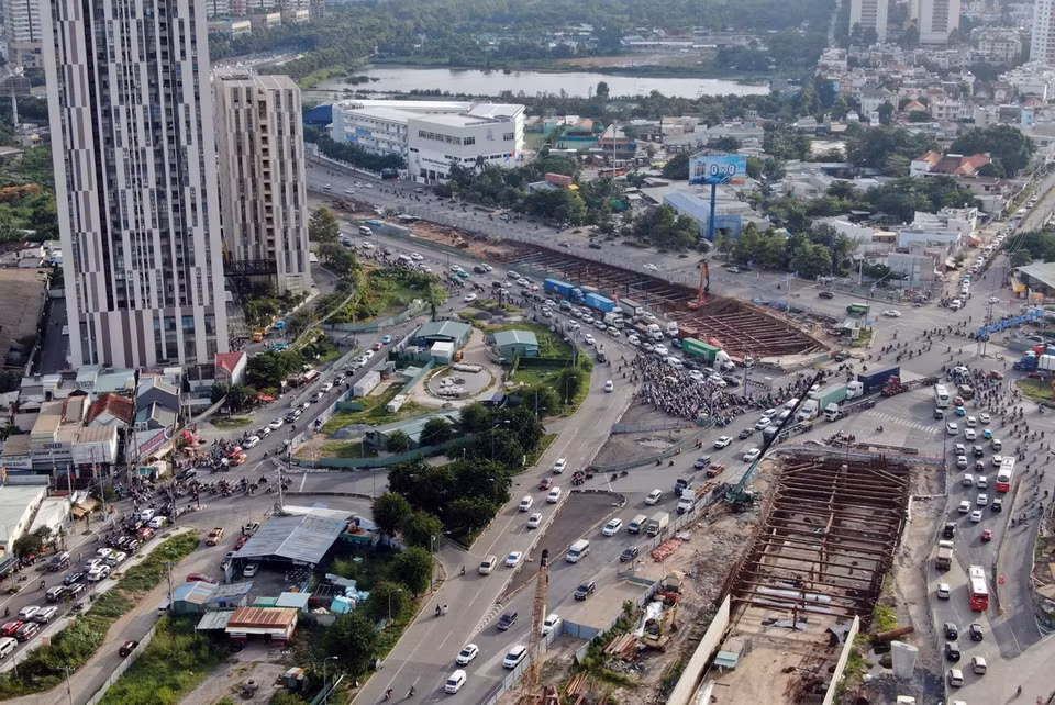 Khu vực nút giao An Phú, hàng ngàn phương tiện nối đuôi nhau di chuyển khó khăn. (Ảnh: TTXVN phát)