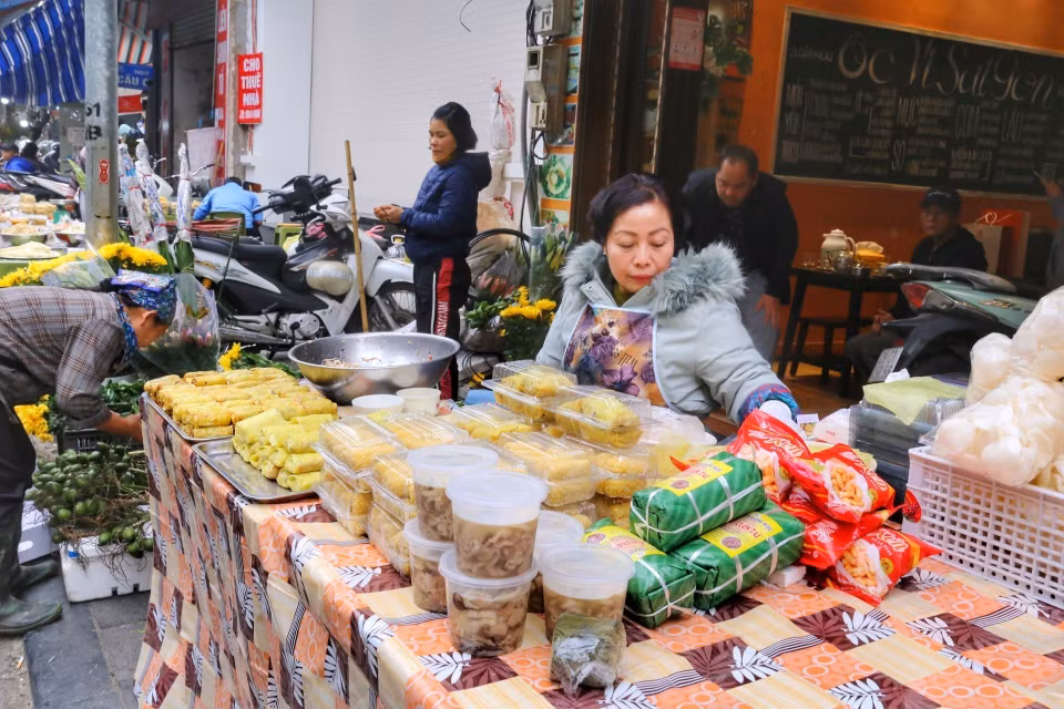Các loại đồ ăn chế biến sẵn rất được người dân ưa chuộng. (Ảnh: Tuấn Đức/TTXVN)