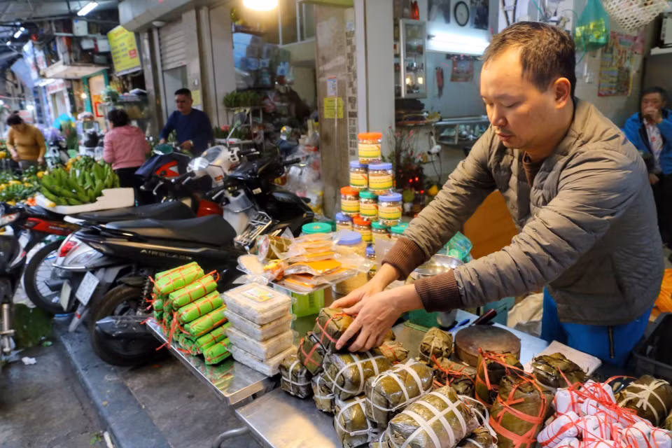 Giò, chả là những mặt hàng không thể thiếu trong mâm lễ cúng đêm Giao thừa. (Ảnh: Tuấn Đức/TTXVN)