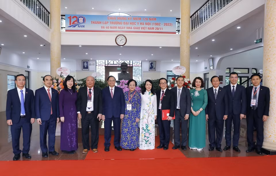 Thủ tướng Phạm Minh Chính với cán bộ, nguyên cán bộ giảng viên Trường Đại học Y Hà Nội. (Ảnh: Dương Giang/TTXVN)