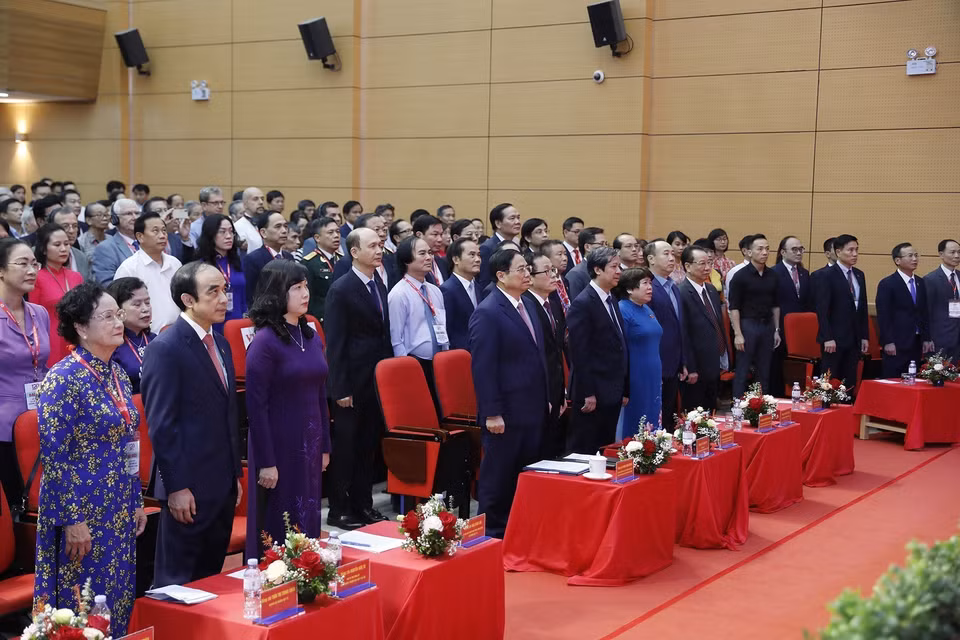 Thủ tướng Phạm Minh Chính với các đại biểu dự thực hiện nghi lễ chào cờ. (Ảnh: Dương Giang/TTXVN)