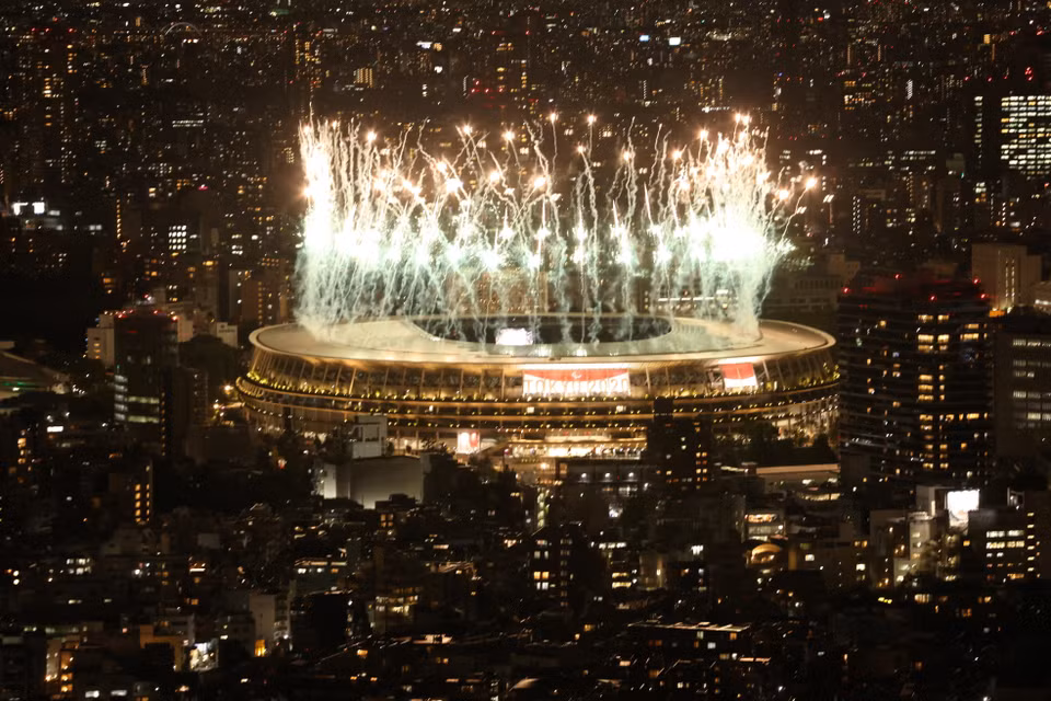 Màn trình diễn pháo hoa tại Lễ khai mạc Paralympic Tokyo 2020. (Ảnh: THX/TTXVN)