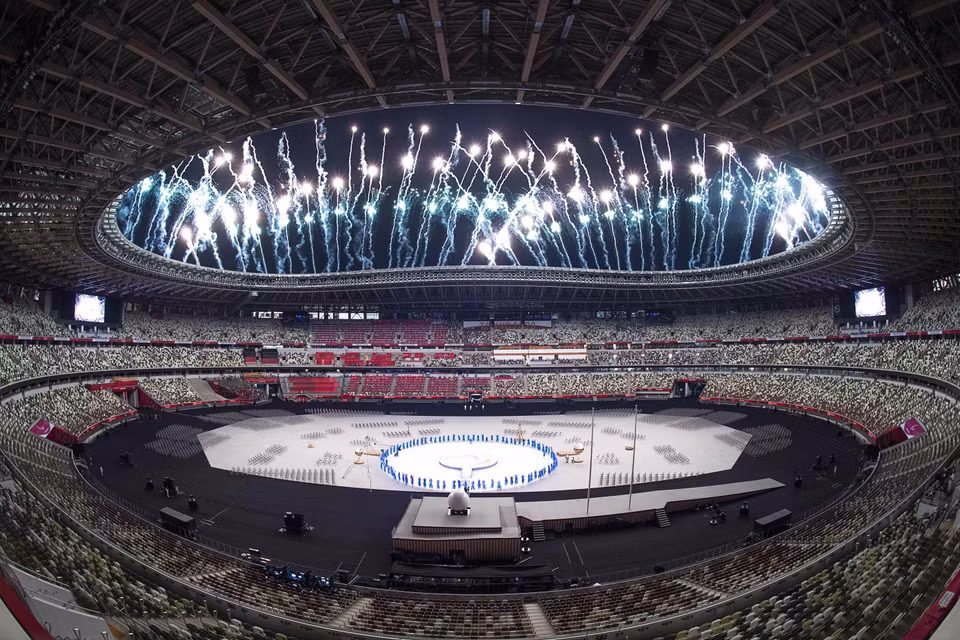 Màn trình diễn pháo hoa tại Lễ khai mạc Paralympic Tokyo 2020. (Ảnh: THX/TTXVN)