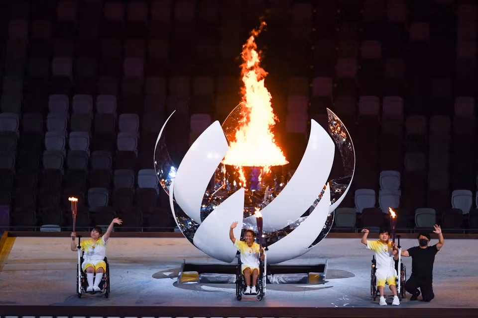 Ngọn đuốc Paralympic được thắp sáng tại Lễ khai mạc Paralympic Tokyo 2020 ở Tokyo, Nhật Bản, ngày 24/8/2021. (Ảnh: THX/TTXVN)