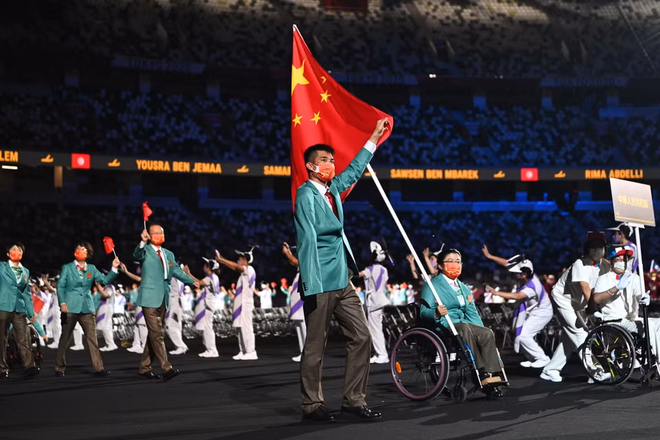 Đoàn thể thao Trung Quốc diễu hành tại Lễ khai mạc Paralympic Tokyo 2020. (Ảnh: AFP/TTXVN)
