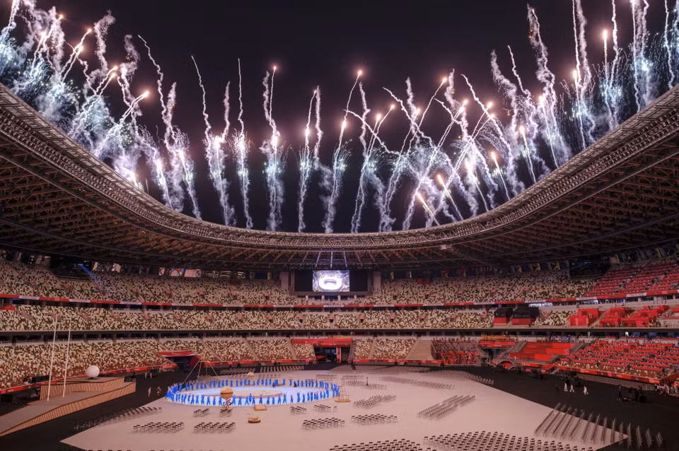 Màn trình diễn pháo hoa tại Lễ khai mạc Paralympic Tokyo 2020. (Ảnh: THX/TTXVN)