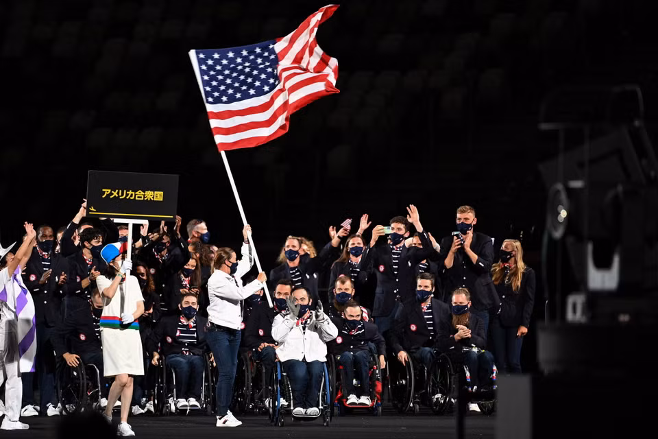 Đoàn thể thao Mỹ diễu hành tại Lễ khai mạc Paralympic Tokyo 2020. (Ảnh: AFP/TTXVN)