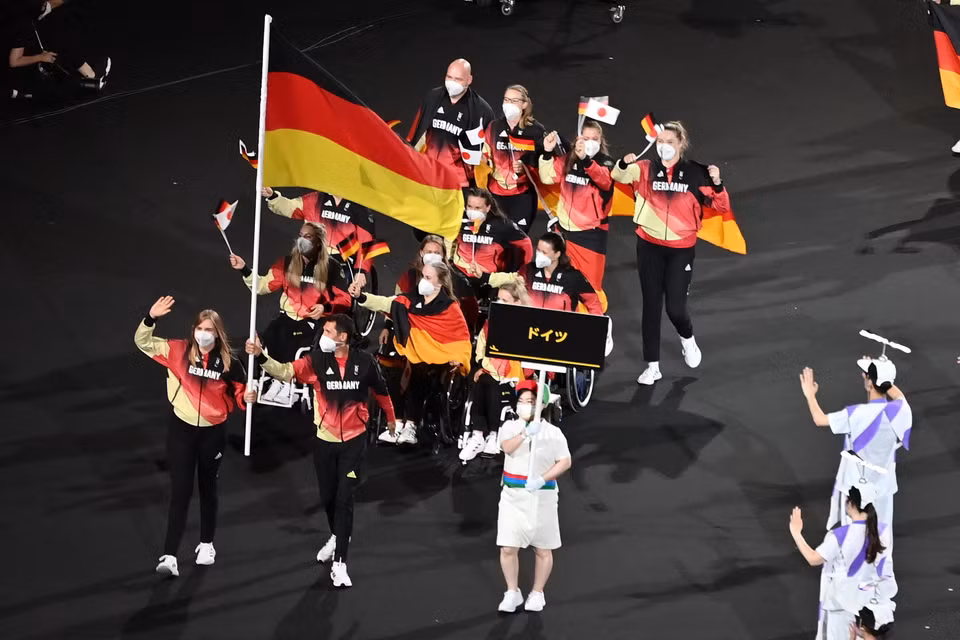 Đoàn thể thao Đức diễu hành tại Lễ khai mạc Paralympic Tokyo 2020. (Ảnh: AFP/TTXVN)