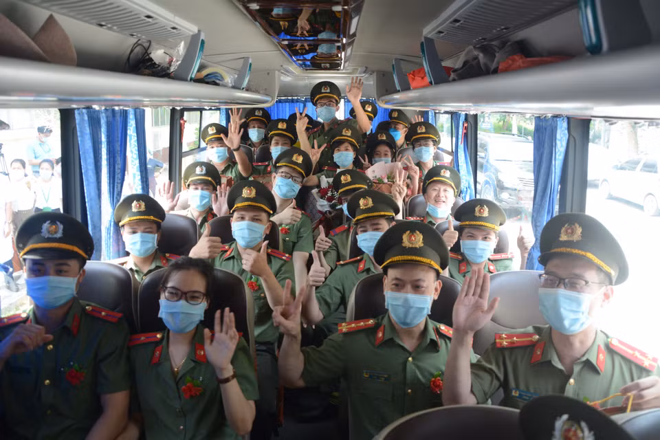 Các y, bác sĩ Bệnh viện 199 Bộ Công an (tại thành phố Đà Nẵng) thể hiện quyết tâm trước khi lên đường hỗ trợ thành phố Hồ Chí Minh phòng, chống dịch COVID-19. (Ảnh: Văn Dũng/TTXVN)