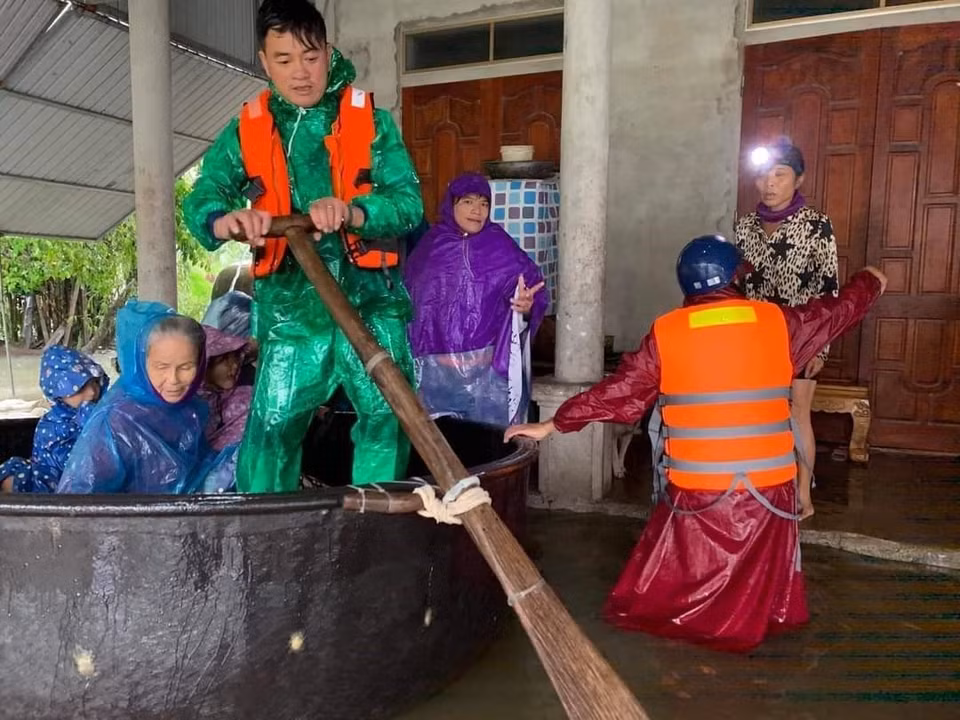 Công an huyện Thạch Hà (Hà Tĩnh) cùng chính quyền địa phương hỗ trợ đưa người dân đi sơ tán tránh lũ. (Ảnh: TTXVN phát)