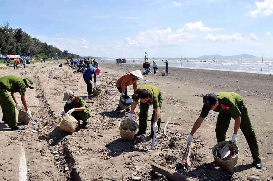 Các tình nguyện viên Trung tâm Công tác xã hội Thanh niên Thành phố Hồ Chí Minh tham gia dọn dẹp vệ sinh dọc bãi biển Cần Giờ. (Ảnh: An Hiếu/TTXVN)