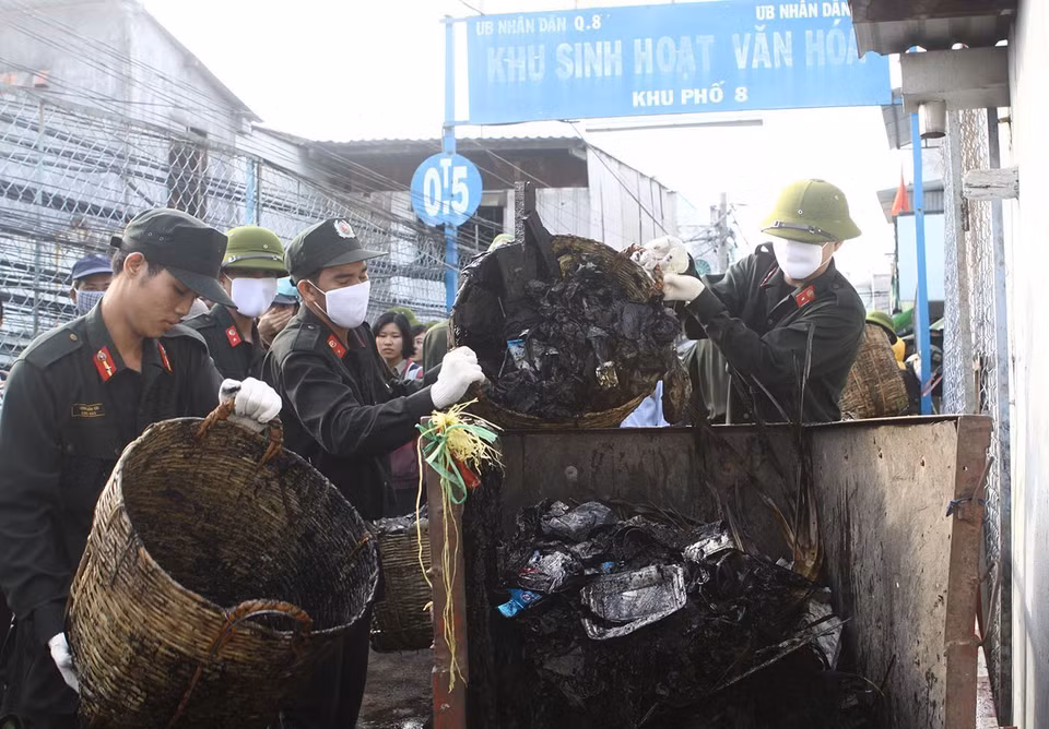 Lực lượng thanh niên, công an Thành phố Hồ Chí Minh trong chiến dịch hành quân xanh tham gia nạo vét, thu gom rác tồn đọng khu vực rạch Du. (Ảnh: Thanh Vũ/TTXVN)