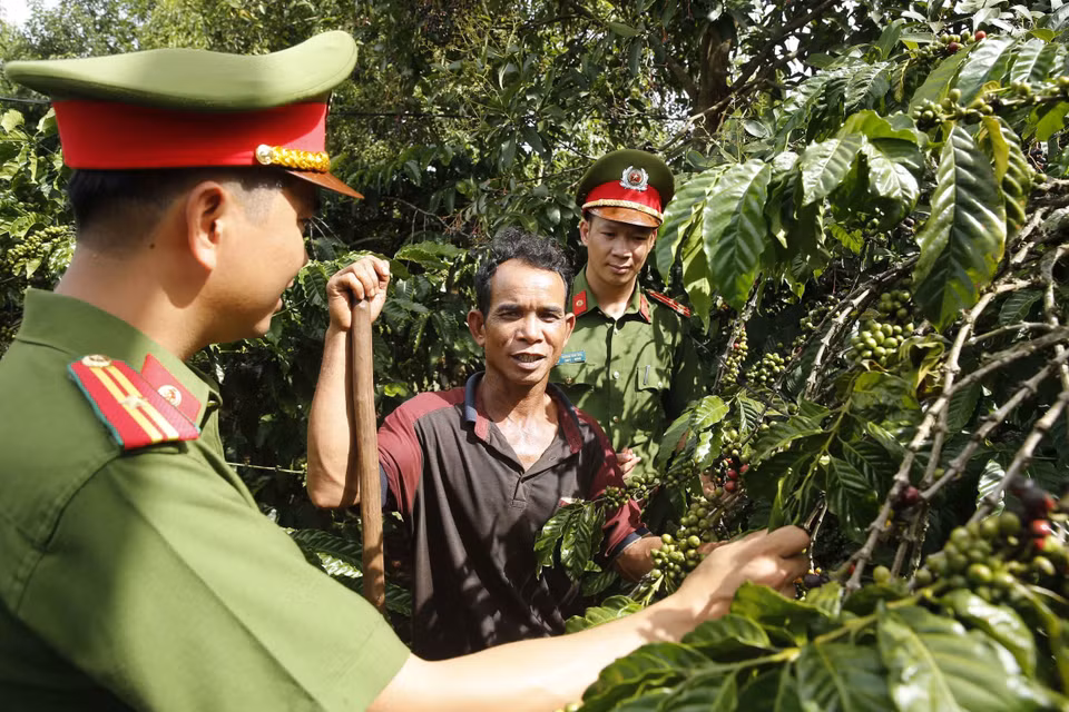 Thiếu tá Trương Tuấn Quang, Trưởng Công an xã và Thượng úy Dương Quang Thái, Phó trưởng Công an xã Ia Ka, huyện Chư Păh, tỉnh Gia Lai tiếp xúc với ông Ksor Klit, nông dân xã về tình hình an ninh trật tự trên địa bàn. (Ảnh: Doãn Tấn/TTXVN)