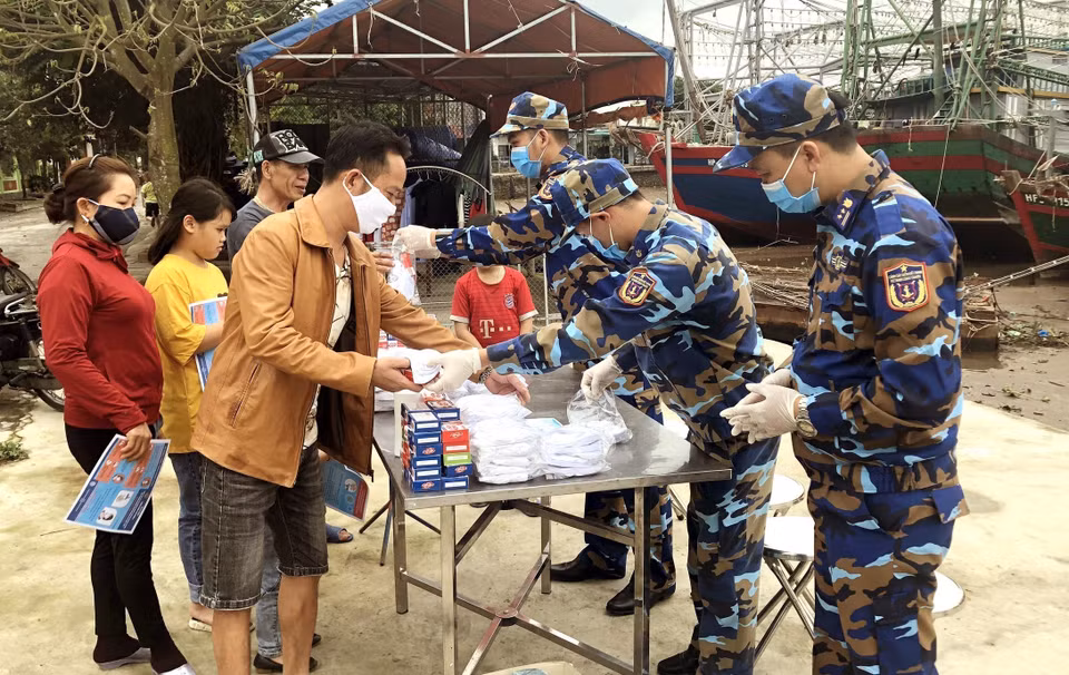 Hải đoàn 11, Bộ Tư lệnh Vùng Cảnh sát biển 1 cấp phát khẩu trang, nước sát khuẩn cho nhân dân tại cảng Mắt Rồng, xã Lập Lễ, Thủy Nguyên, Hải Phòng để phòng, chống dịch COVID-19. (Ảnh: TTXVN)