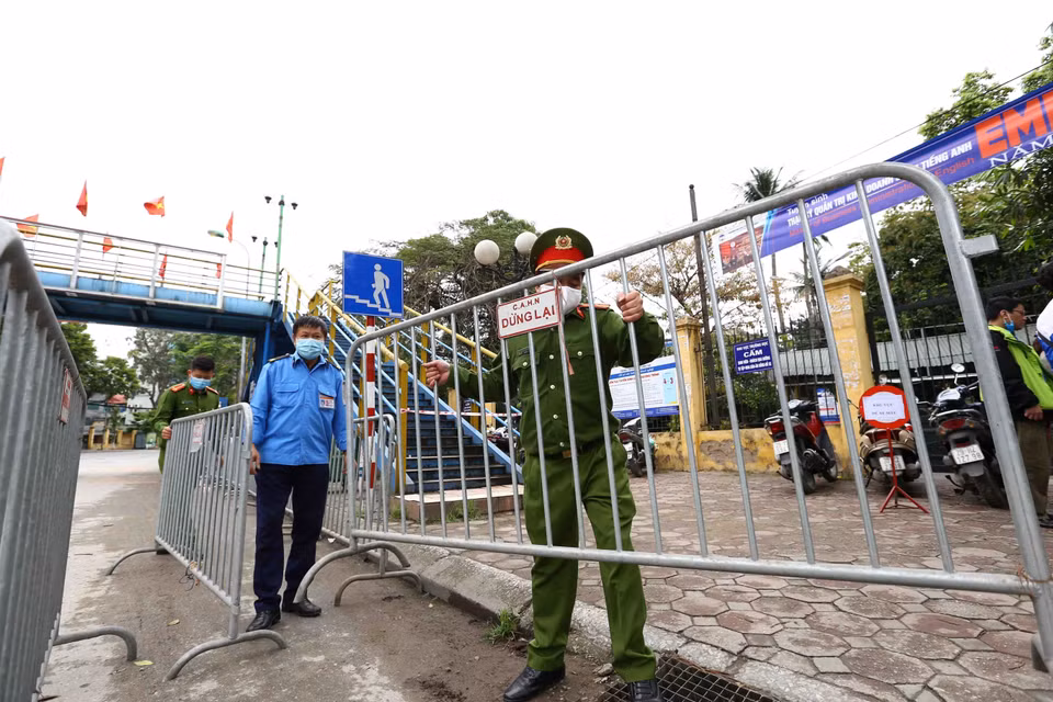 Công an phường Đồng Tâm, quận Hai Bà Trưng (Hà Nội) lập hàng rào cách ly, phong tỏa tại Bệnh viện Bạch Mai. (Ảnh: Minh Quyết/TTXVN)