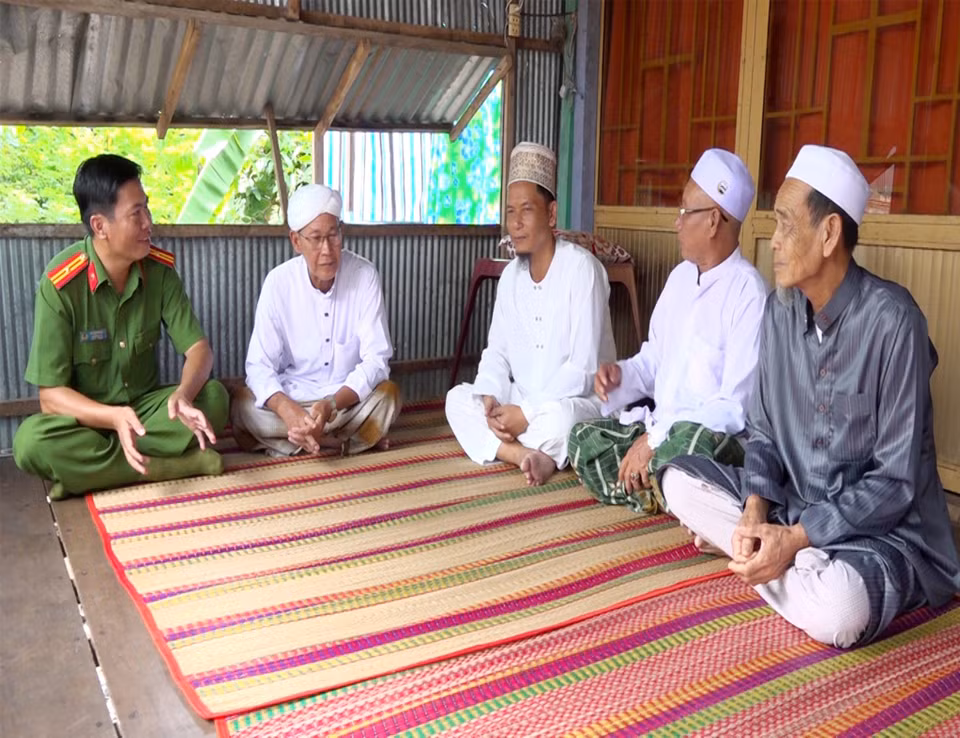 Công an xã Quốc Thái (An Phú, An Giang) gặp gỡ, trao đổi với các chức sắc trong đồng bào dân tộc Chăm về tình hình an ninh trật tự tại địa phương. (Ảnh: Thanh Sang/TTXVN)
