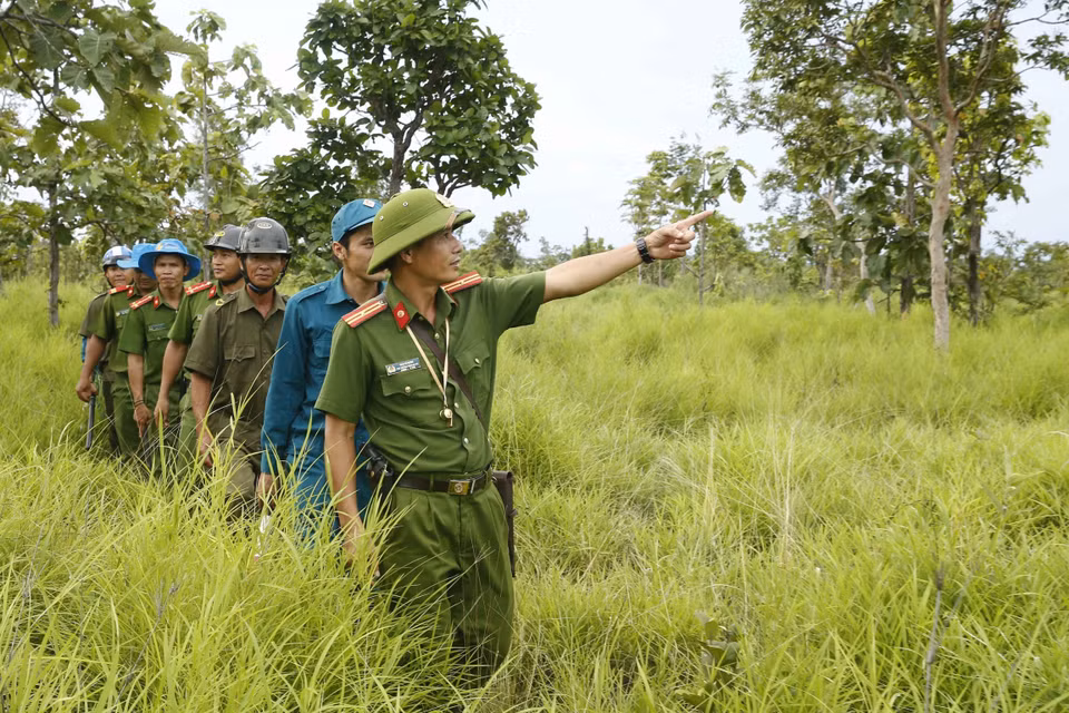 Công an chính quy và công an viên của xã Ia Rvê, huyện Ea Súp, tỉnh Đắk Lắk tuần tra đảm bảo an ninh trật tự trên tuyến biên giới phía Tây Bắc giáp với Vương quốc Campuchia. (Ảnh: Doãn Tấn/TTXVN)