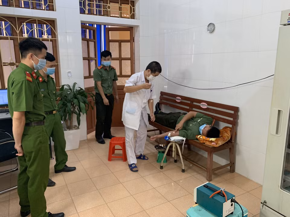 Các chiến sỹ công an huyện Văn Chấn (Yên Bái) hiến máu giúp đỡ sản phụ Hoàng Thị Hạnh nên sản phụ đã mẹ tròn, con vuông sau khi mổ cấp cứu lấy thai (23/7/2021). (Ảnh: TTXVN phát)