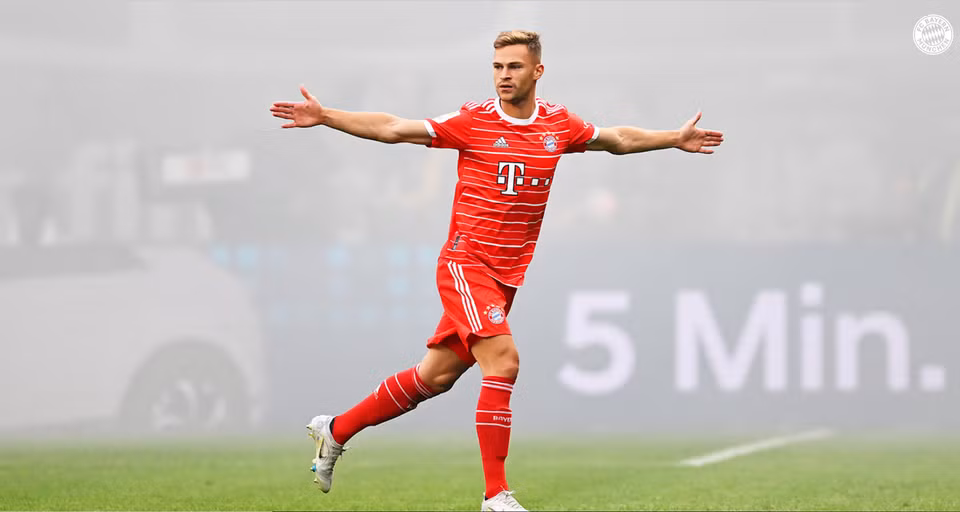 Joshua Kimmich giúp Bayern khởi đầu thuận lợi với pha đá phạt thành bàn ở ngay phút thứ 5. (Nguồn: FcBayern)