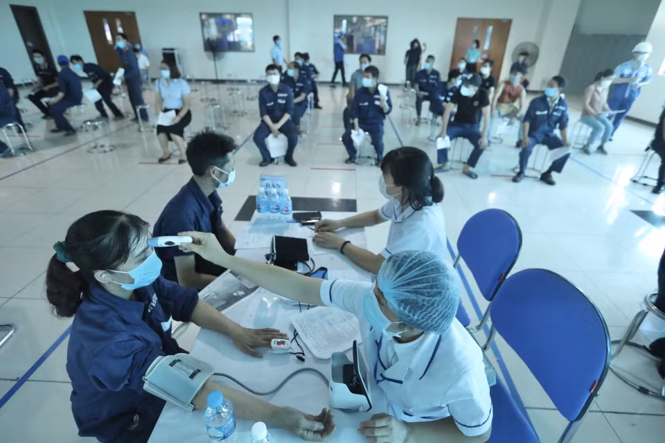Tiếp tục triển khai tiêm cho các nhóm đối tượng ưu tiên tiêm theo Nghị quyết 21/NQ-CP của Chính phủ và mở rộng đối tượng có nguy cơ cao là công nhân lao động ở công ty, doanh nghiệp trong và ngoài khu công nghiệp, đảm bảo tính chính xác, minh bạch và an toàn trong việc tiếp cận vaccine. Trong ảnh: Khu vực khám sàng lọc trước tiêm. (Ảnh: Minh Quyết/TTXVN)