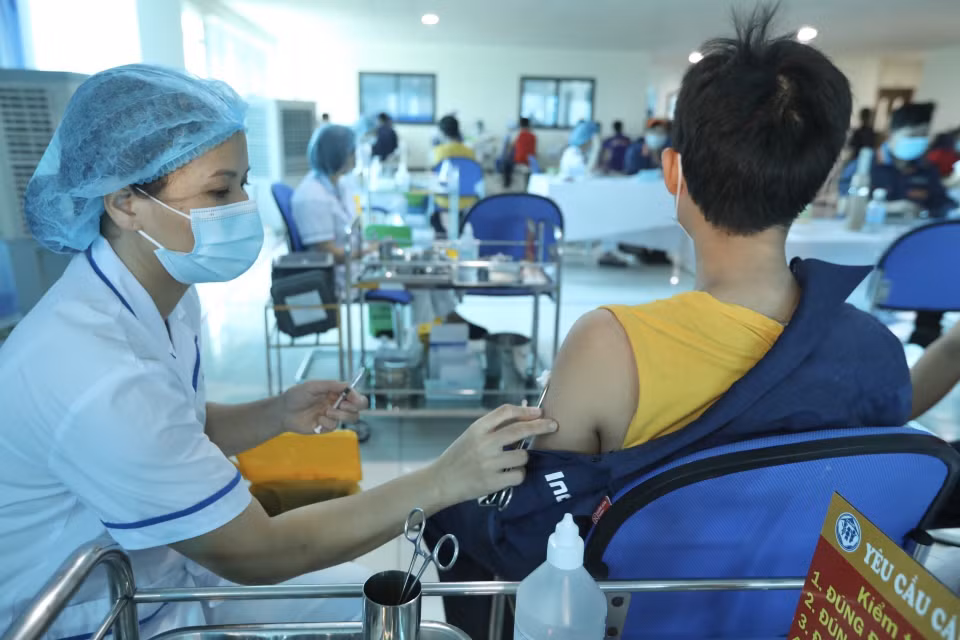Sau khi nhận được phân bổ vaccine theo quy định, Thành phố Hà Nội đang bắt đầu triển khai tiêm vaccine diện rộng trên toàn thành phố. Trong ảnh: Nhân viên y tế huyện Mê Linh tiêm vaccine phòng COVID-19 cho công nhân lao động tại các công ty thuộc Khu công nghiệp Quang Minh ngày 28/7/2021. (Ảnh: Minh Quyết/TTXVN)