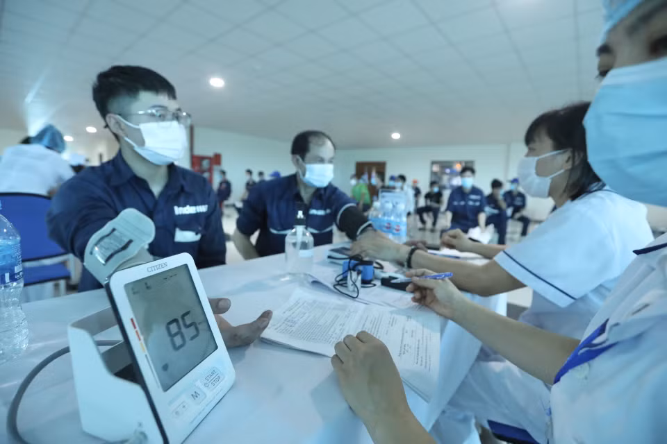 Khu vực khám sàng lọc trước tiêm. (Ảnh: Minh Quyết/TTXVN)