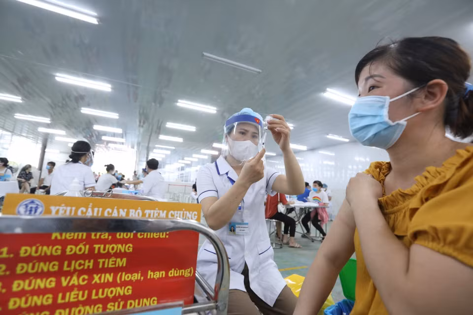 Tiêm vaccine phòng COVID-19 cho công nhân lao động tại các công ty thuộc Khu công nghiệp Quang Minh ngày 28/7/2021. (Ảnh: Minh Quyết/TTXVN)