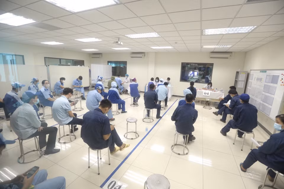 Phòng theo dõi sau tiêm tại khu vực tiêm vaccine phòng COVID-19, khu công nghiệp Quang Minh (huyện Mê Linh). (Ảnh: Minh Quyết/TTXVN)