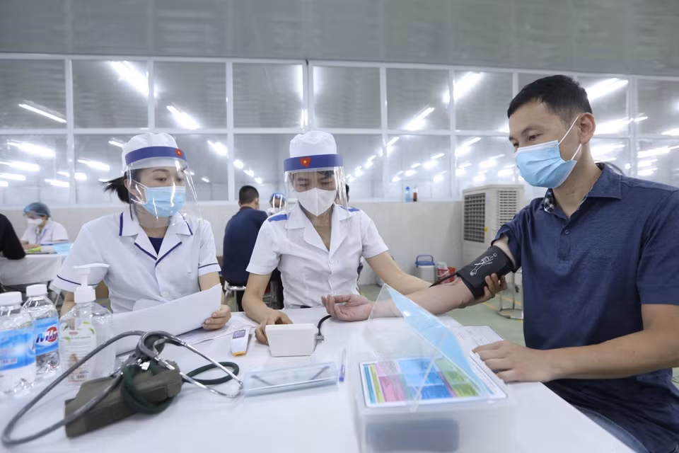 Khu vực khám sàng lọc trước tiêm. (Ảnh: Minh Quyết/TTXVN)