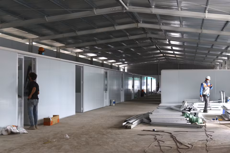 Các phòng điều trị tại bệnh viện dã chiến trên đường Nguyễn Văn Linh đang được gấp rút hoàn thiện. (Ảnh: Trần Xuân Tình/TTXVN)