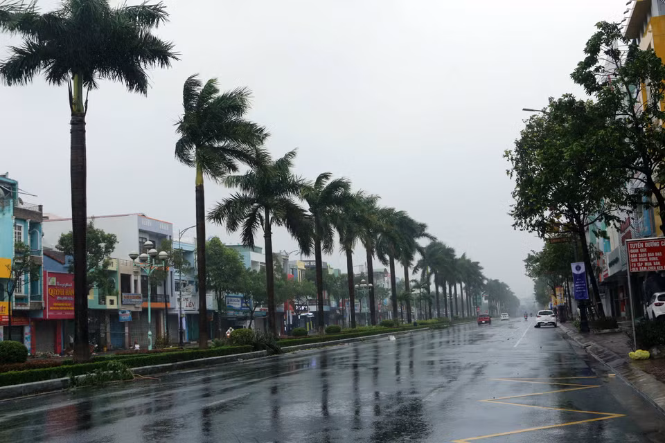 Các tuyến đường Đà Nẵng thưa vắng người do mưa, gió lớn sáng 28/10. (Ảnh: Trần Lê Lâm/TTXVN)