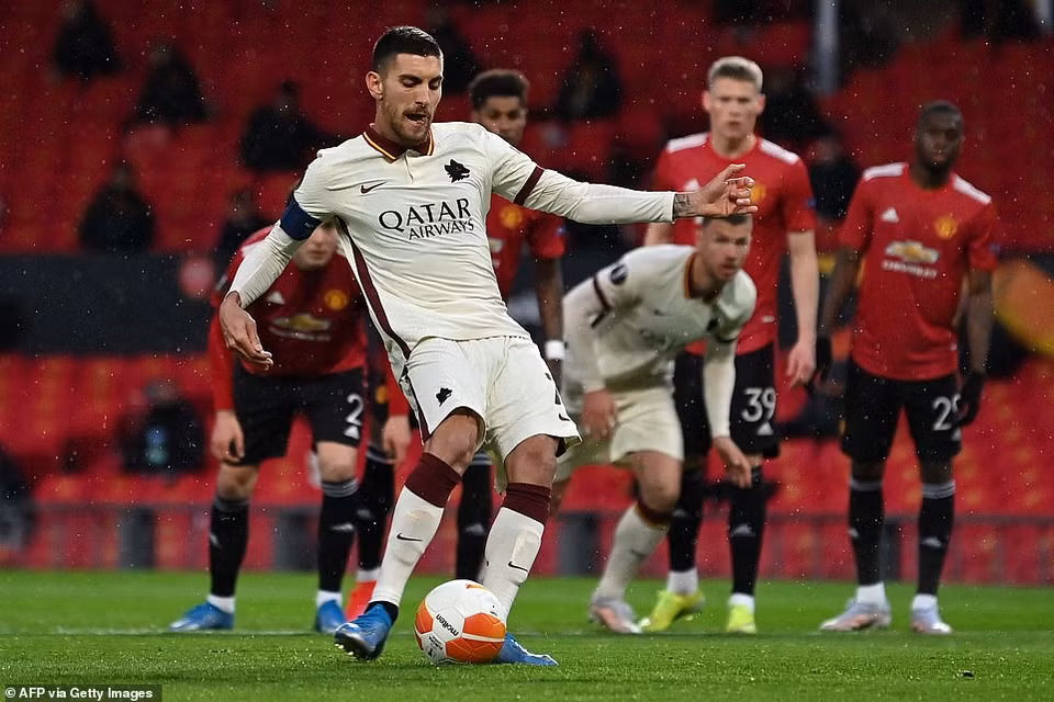 Trên chấm 11m, Lorenzo Pellegrini không quá khó khăn để ghi bàn gỡ hòa 1-1. (Nguồn: Getty Images)
